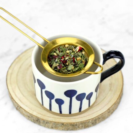 les plantes de l'infusion relaxation dans une tasse