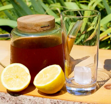 Recette Détox Gingembre Citron glacée dans sa tisanière et son verre de glaçon